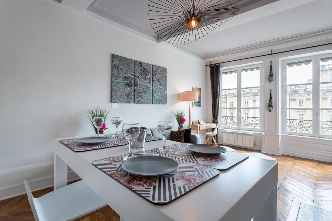 Host - De Luxe Aux Terreaux & Jacuzzi Apartment