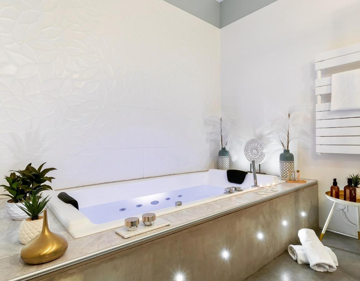 Apartment Host - De Luxe Aux Terreaux & Jacuzzi