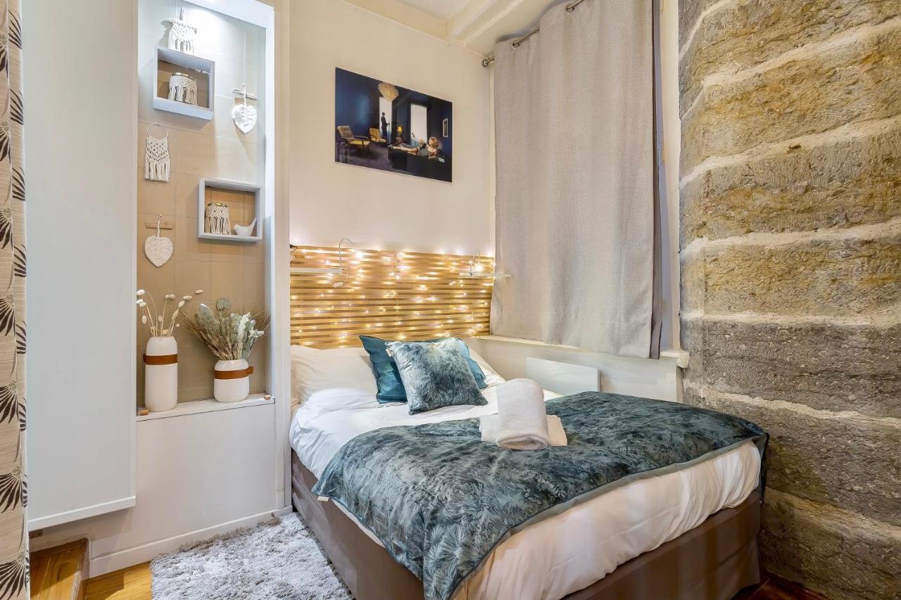 Host - De Luxe Aux Terreaux & Jacuzzi Apartment